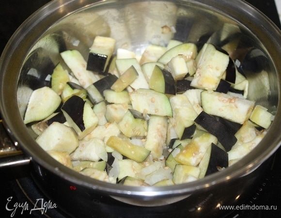 Порезать баклажан, добавить к луку, тушить минут 5.