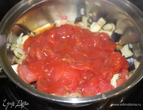 Томаты нарезать и добавить в кастрюлю.