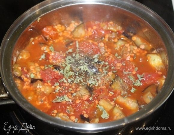 Добавить пряности, соль, сахар и перец. 
