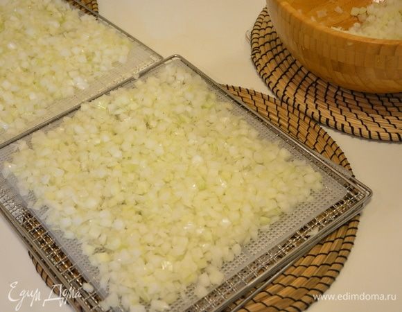 Разложить нарезанный лук по сетчатым листам.