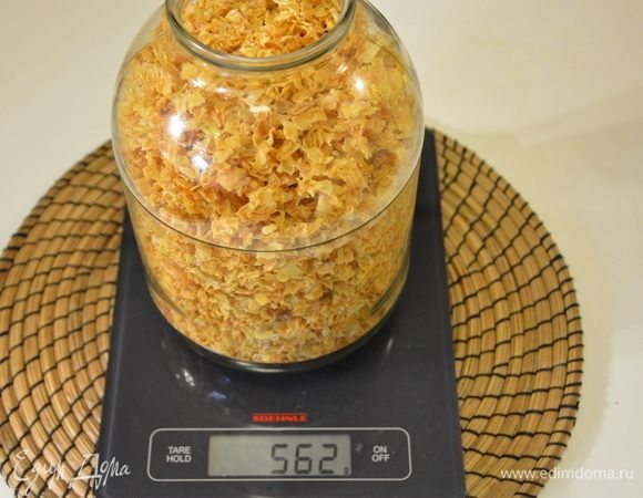 Из 6,350 кг лука без кожуры вышло 562 г сушеного лука.