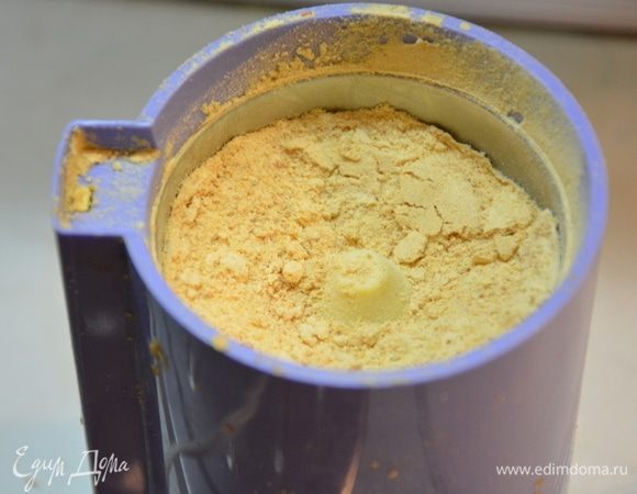 Перемолоть лук в кофемолке.