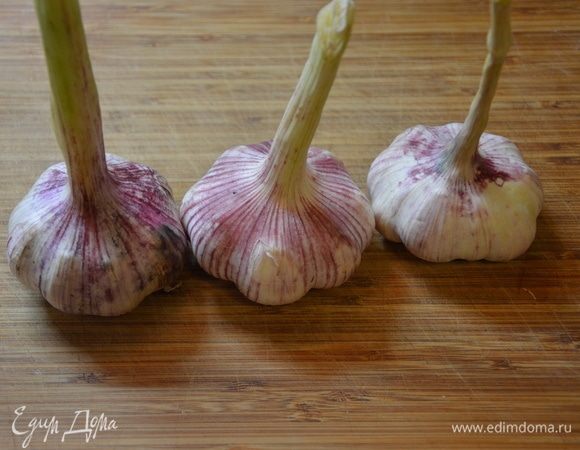 Снять с чеснока корни и землю, помыть.