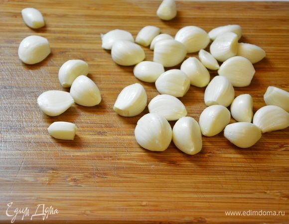 Почистить чеснок.