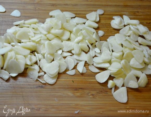 Нарезать пластинами.