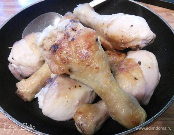 Куриное мясо может быть любое: филе или окорочка. Мало того — использовать можно мясо, оставшееся от вчерашнего ужина. Приготовить мясо можно тоже любым привычным для вас способом: обжарить на сковороде, гриле, запечь в духовке. Если у вас мясо уже готовое, прежде чем его замариновать, его нужно нагреть и в теплом виде опустить в маринад. 