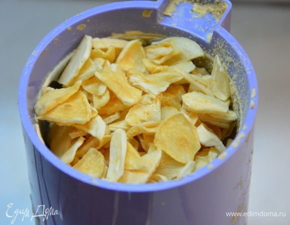 Перемолоть чеснок в кофемолке.