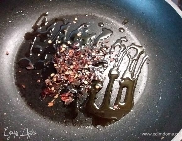 В сковороду влить 2 ст. л. кунжутного масла, добавить сычуаньский перец (у меня к сожалению произошла вынужденная замена на хлопья красной паприки). 