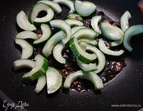 Когда перец даст свой аромат добавить кусочки огурца (предварительно разрезать на половину и вырезать середину с семечками). Если огурцы мелкие, нужно взять несколько штук. Обжарить в течении нескольких минут. Параллельно сварить собу согласно указаниям на упаковке, откинуть на дуршлаг и быстро промыть холодной водой. 