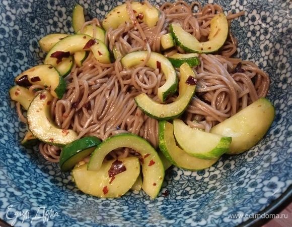 Соединить огурцы с собой, сверху выложить куриное мясо с маринадом, аккуратно перемешать. 