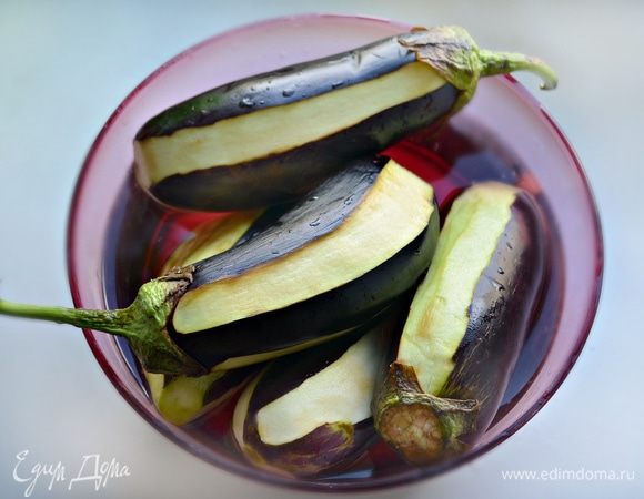 Сложите баклажаны в миску и обильно посыпьте солью. Дайте постоять 20 минут, после чего промойте холодной водой и обсушите.