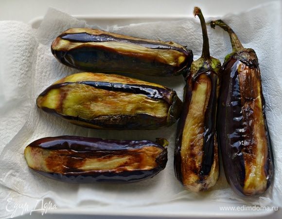 Затем равномерно обжарьте баклажаны на растительном масле до золотистого цвета и мягкости (желательно на гриле). Выложить обжаренные баклажаны на бумажное полотенце чтобы удалить лишний  жир.