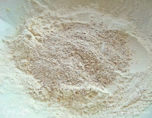 Два вида муки смешать или готовим из одной белой.