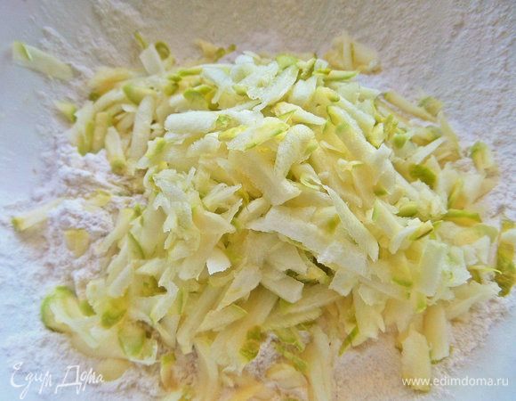 Кабачок можно натереть на крупной терке.