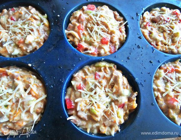 Распределить тесто по силиконовым формам.