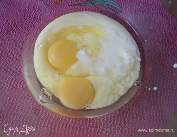 Взбить яйца с кефиром.