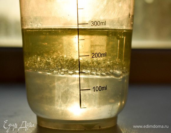 Ледяную воду (я налила холодную и поставила ее на 20 минут в морозилку) смешать с растительным маслом. 