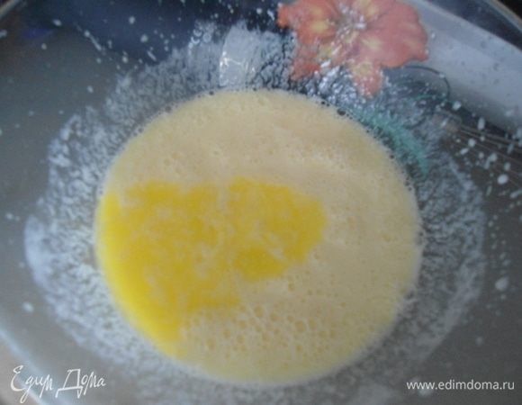 Сливочное масло растопить и немного остудить. Добавить к яичной массе.