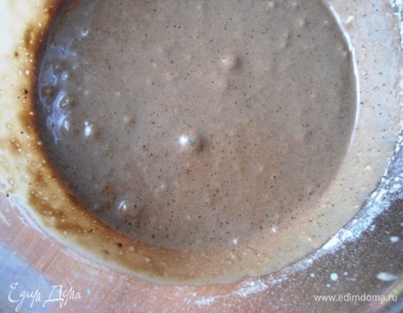 Ввести в яичную массу и хорошо взбить миксером, чтобы не было комочков. Дать тесту отдохнуть 10-15 минут.