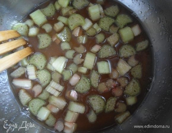 Тем временем можно заняться приготовлением соуса из ревеня. Ревень вымыть, очистить верхний грубый слой. В кастрюльке смешать нарезанный кубиками ревень, воду, сахар и бальзамик. Варить 8-10 минут до загустения.