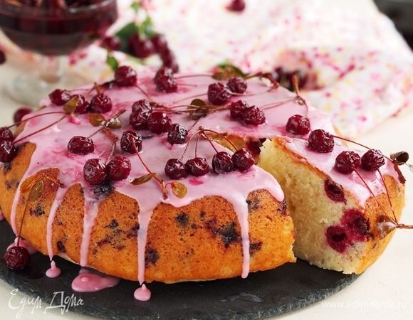 После остывания варенья, аккуратно выловить шумовкой вишню из сиропа, разложить на противень, застеленный пекарской бумагой или силиконовым ковриком, и поставить в духовку (или эл. сушилку) на 1-2 часа при температуре 50-60°С с конвекцией, для подсушивания и подвяливания. Время сушки зависит от того, насколько сочной и мясистой была у вас вишня.
Вот так наши вишенки украсили свежеиспеченный вишневый кекс и были незамедлительно продегустированы едоками. Нежный, душистый, тонкий аромат вишневого листа добавил невероятную притягательность и красоту обычным вишенкам! 