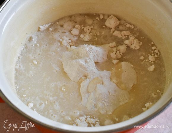В муку насыпать соль, а затем влить масляную эмульсию.