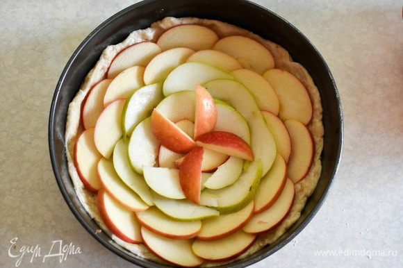 Яблоки и груши нарезать дольками и выложить на тесто. Отправить пирог в духовку минут на 40 (при температуре 180°С).