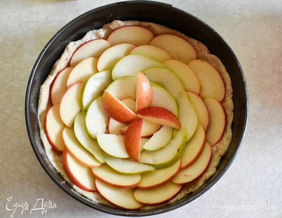 Яблоки и груши нарезать дольками и выложить на тесто. Отправить пирог в духовку минут на 40 (при температуре 180°С).