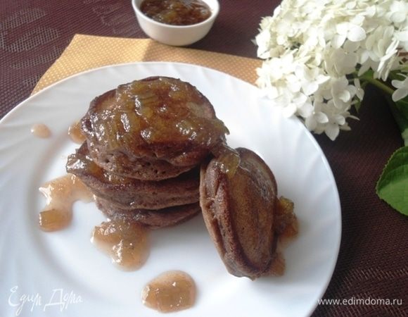 Оладьи жарить на сбрызнутой маслом сковороде с обеих сторон до готовности. Получается около 20 штук. Подавать с ревеневым соусом. Приятного летнего чаепития!