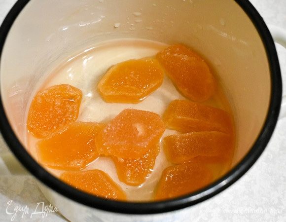 Тем временем мармелад кладем в 100 мл воды и ставим на огонь. Доводим до кипения и провариваем, пока мармелад не растворится полностью. При этом массу надо постоянно помешивать. В 50 мл воды развести крахмал. Влить его тонкой струйкой в мармеладную массу. Проварить, пока она не загустеет.