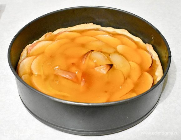 Полить пирог мармеладной смесью (предварительно можно слегка посыпать фрукты сахаром) и поставить в холодильник.