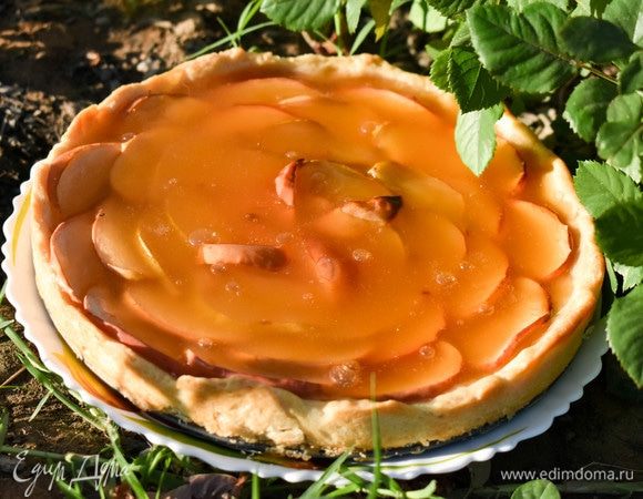 Подавать пирог можно сразу, как только заливка застынет. У меня он провел в холодильнике ночь. 