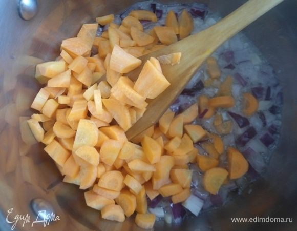 Добавить нарезанную мелко морковь, перемешать, готовить 2 минуты, залить полстакана кипятка и проварить еще 5 минут. У меня молоденькая мелкая морковка, готовится быстро.