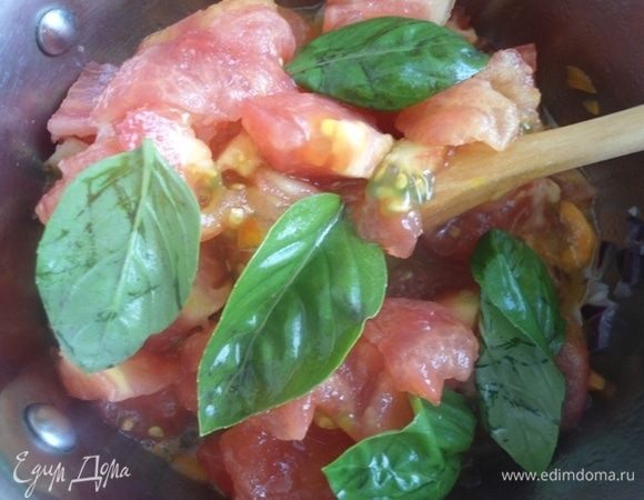 Помидоры очистить от кожуры, нарезать крупно. Добавить в суп. Посолить, поперчить, добавить листики свежего базилика.