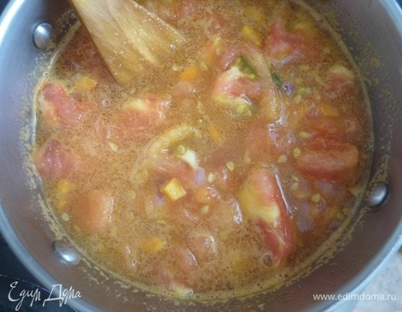 Влить примерно 180-200 мл воды. Варить 10-15 минут до готовности моркови. По густоте смотрите сами, если помидоры сочные, много воды не добавляйте.