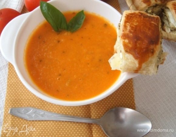 Взбить суп блендером. Подавать, украсив базиликом.
