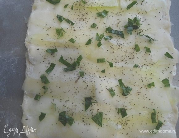 Сверху сыра разложить полоски цукини. Присыпать сухими травками и свежим базиликом. Немного присолить.