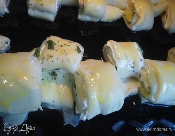 Желток взболтать и смазать рулет.