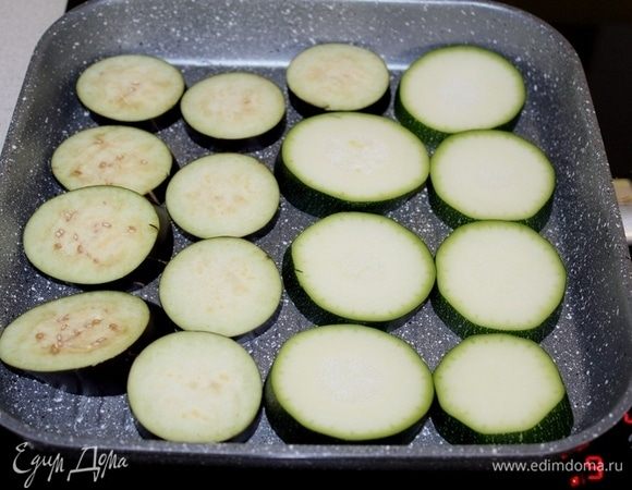 Баклажан и цукини нарезать кружочками, слегка обжарьте на оливковом масле.