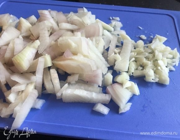 Мелко нарежьте лук и чеснок.