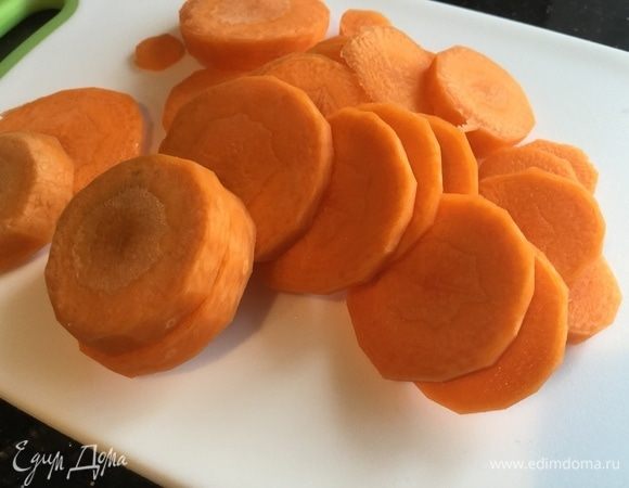 Морковь нарежьте кружочками.