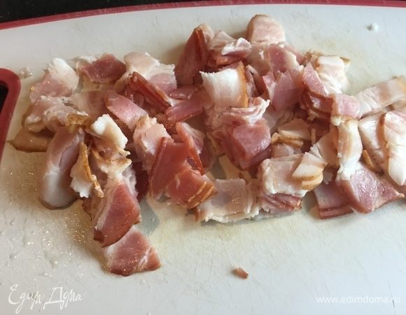 Бекон нарежьте тонкими полосками.