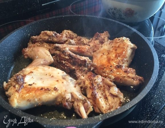 Разогрейте оливковое масло в глубоком сотейнике и обжарьте кролика до уверенной румяной корочки. Выложите.