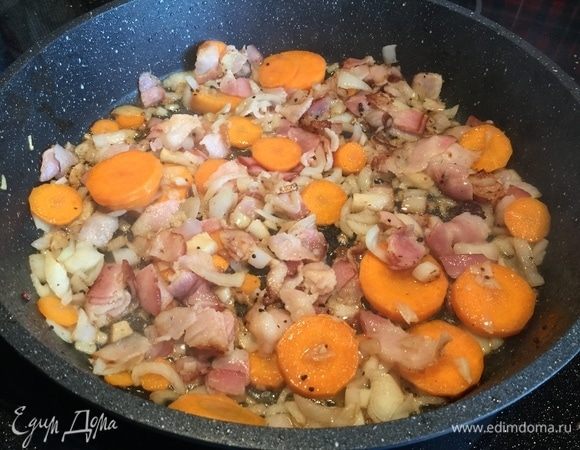 Положите в сотейник овощи и бекон, обжаривайте, помешивая, около 5 минут. Посолите и поперчите, добавьте сахар и лавровый лист, перемешайте.