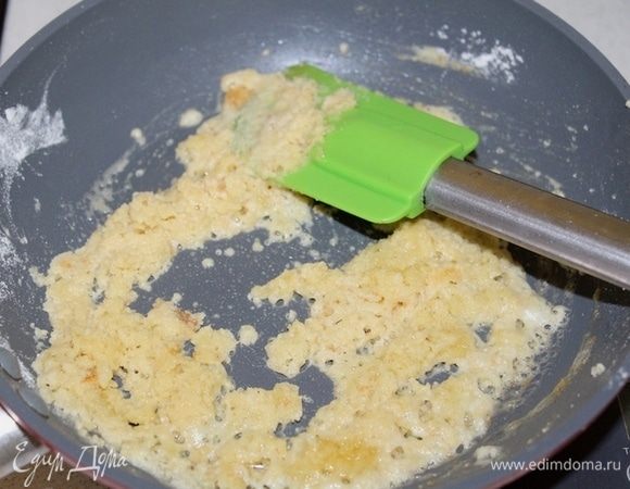 Для соуса смешать масло и муку, обжарить на медленном огне до золотистости.