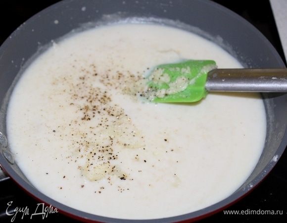 Добавить молоко, посолить, поперчить по вкусу, перемешать, чтобы не было комочков.