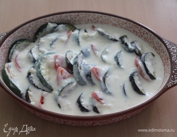 Залить овощи соусом.