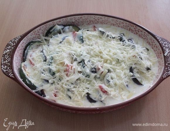 Посыпать пармезаном.Отправить в разогретую духовку при 180°С на 15-20 минут до появления золотистой корочки.