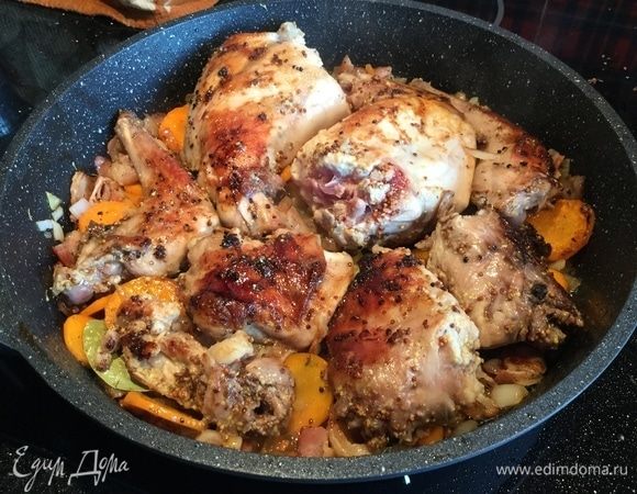 Положите кролика и выделившийся сок.