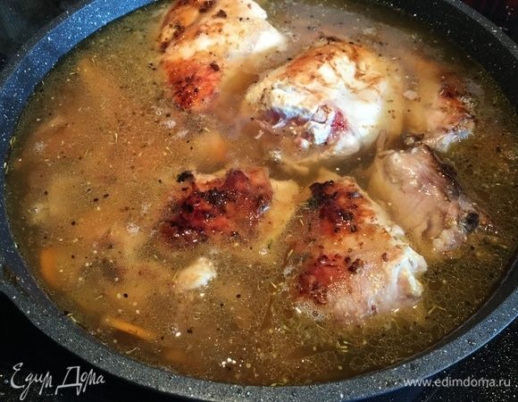 Влейте вино и около 200 мл воды, доведите до кипения, накройте крышкой и тушите на медленном огне 1,5 часа.